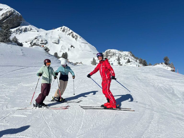 Skilehrer mit 2 Skifahrern beim Einzelunterricht