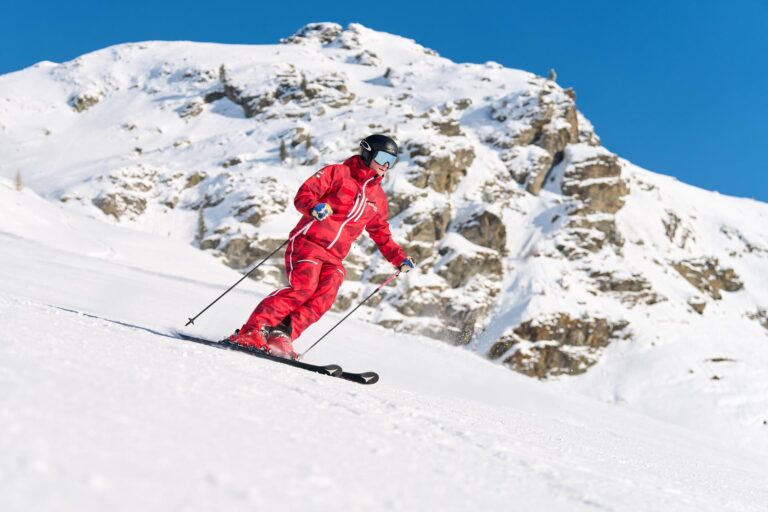 Skilehrer zeigt beim Skikurs in Obertauern für Erwachsene einige gekonnte Schwünge