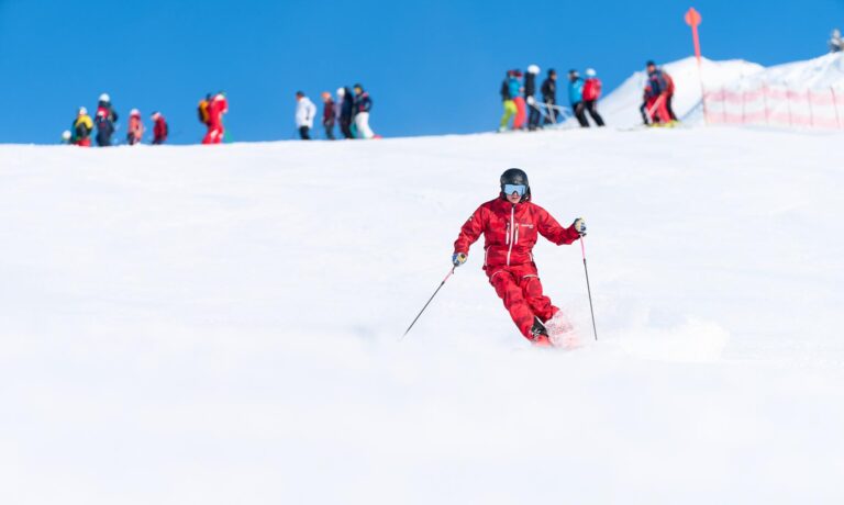 Skilehrer zeigt bei den Privatstunden einige bewährte Techniken