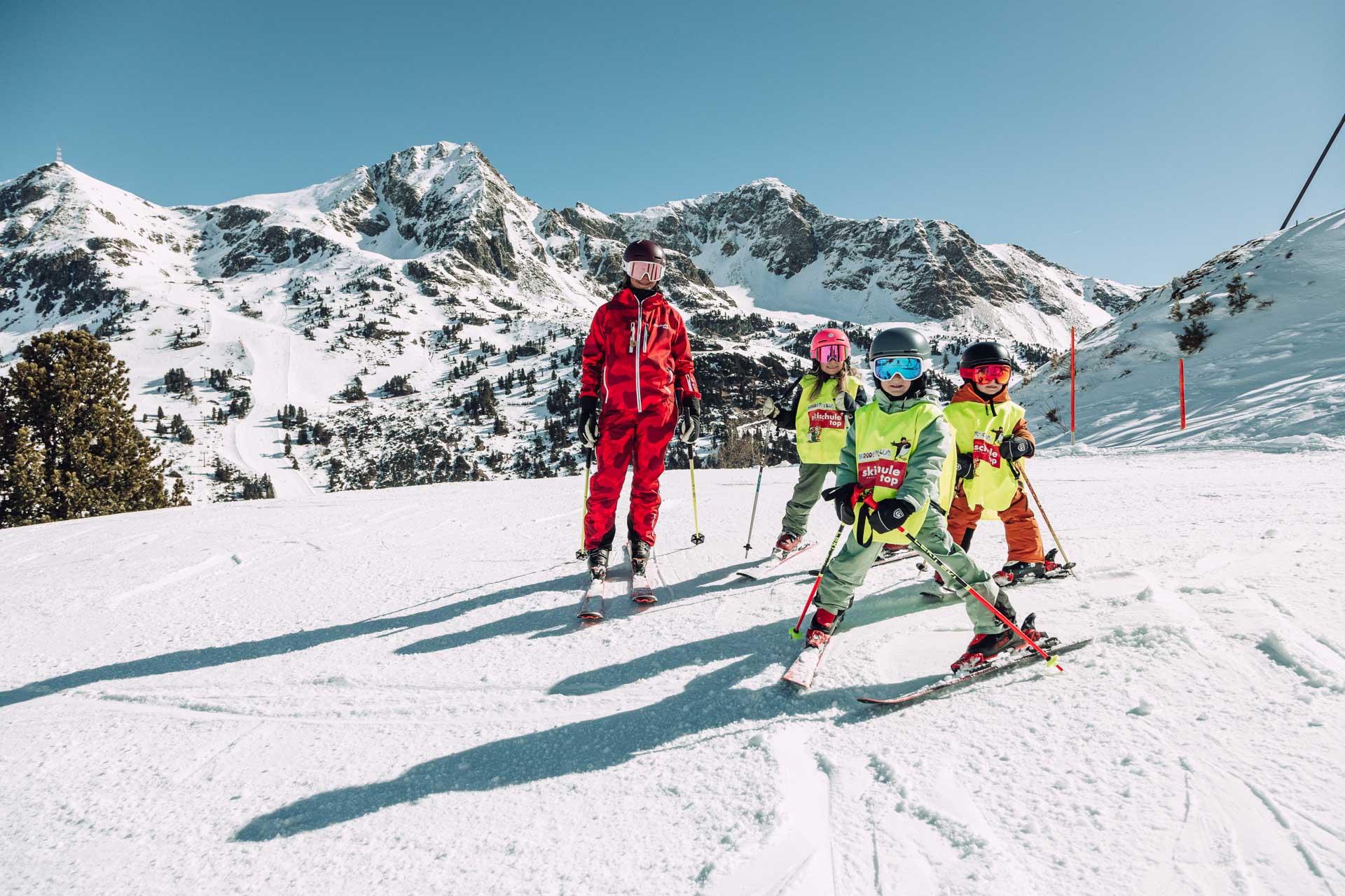 Kinder haben richtig Spaß am Kinderskikurs