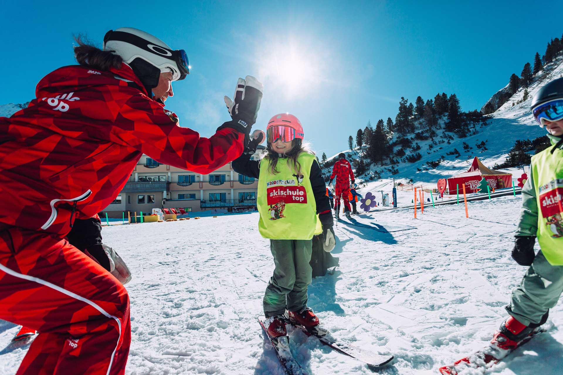 Kind beim Kinderskikurs in der Skischule Top Obertauern