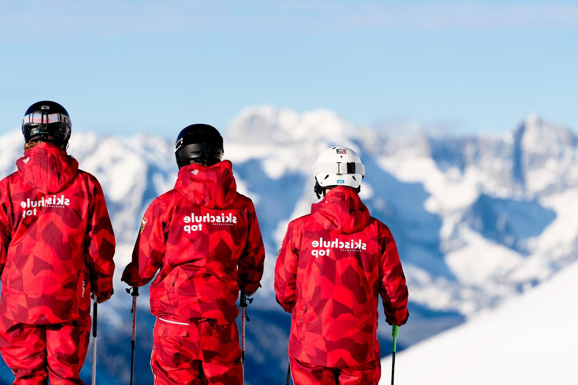 Skilehrer der Skischule Top Obertauern blicken auf das umliegende Skigebiet