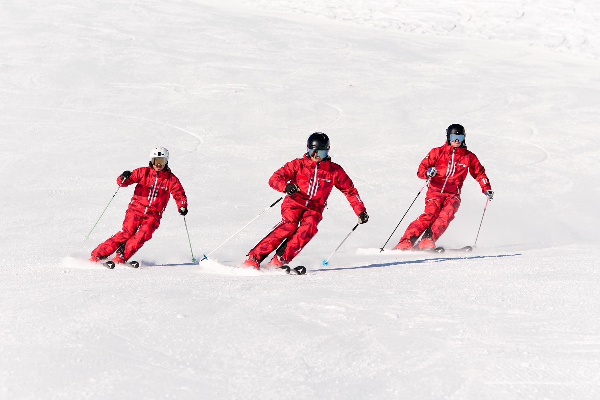 3 Skilehrer unserer Skischule in Obertauern mit Blick auf das Skigebiet